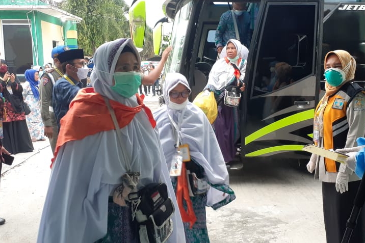 Tiba di Pekanbaru, 6 Jemaah Haji Kloter Pertama Asal Kampar Positif Covid-19 