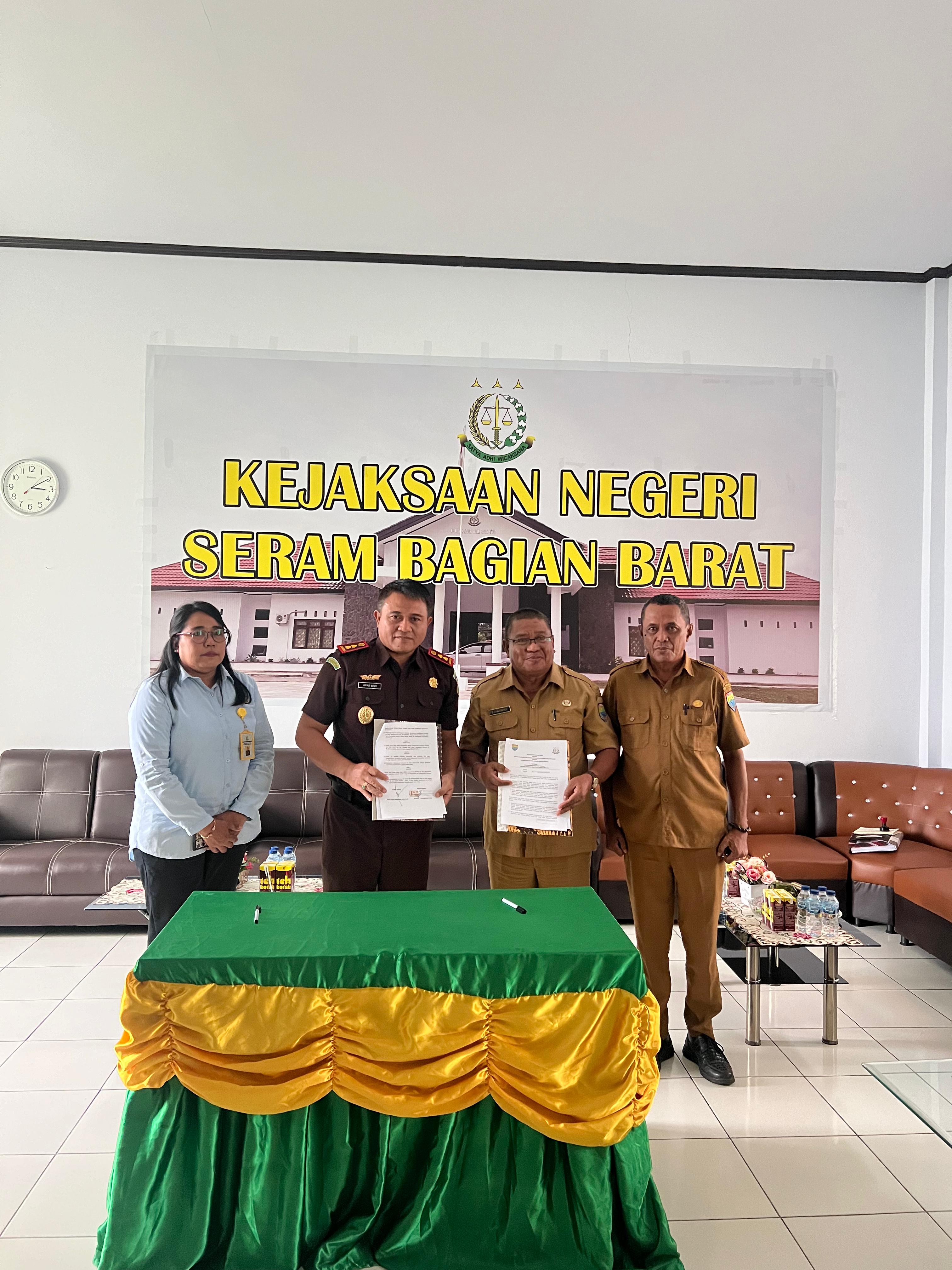 Kejari SBB Gandeng Bapenda, 11 SKK Piutang Pajak MBLB Senilai Rp2,7 Miliar Diserahkan