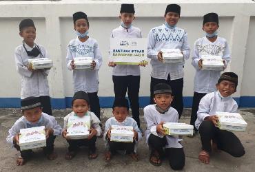 Hari Pertama Rumah Yatim Riau Bagikan Hidangan Buka Puasa untuk Anak Yatim dan Dhuafa