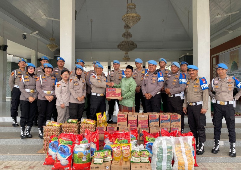 Jumat Berkah Bidpropam Polda Riau Salurkan Bantuan ke Ponpes Nurul Azhar Rumbai