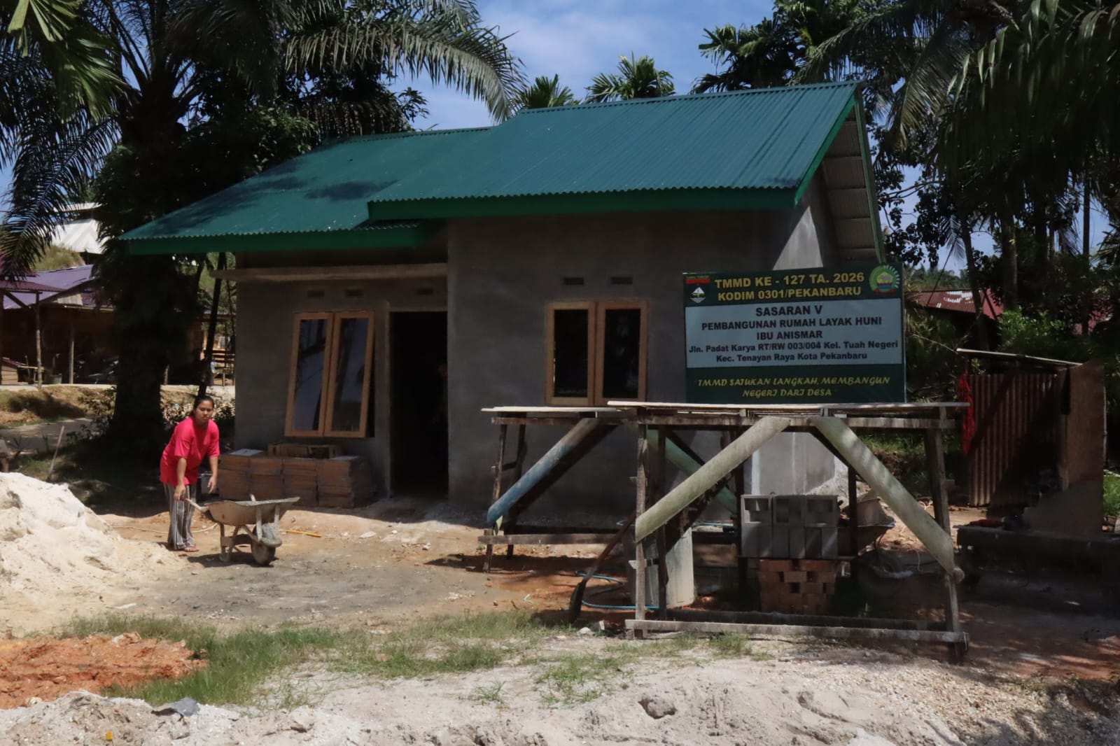 Atap Hijau Terpasang, RTLH Anismar di Tenayan Raya Hampir Rampung