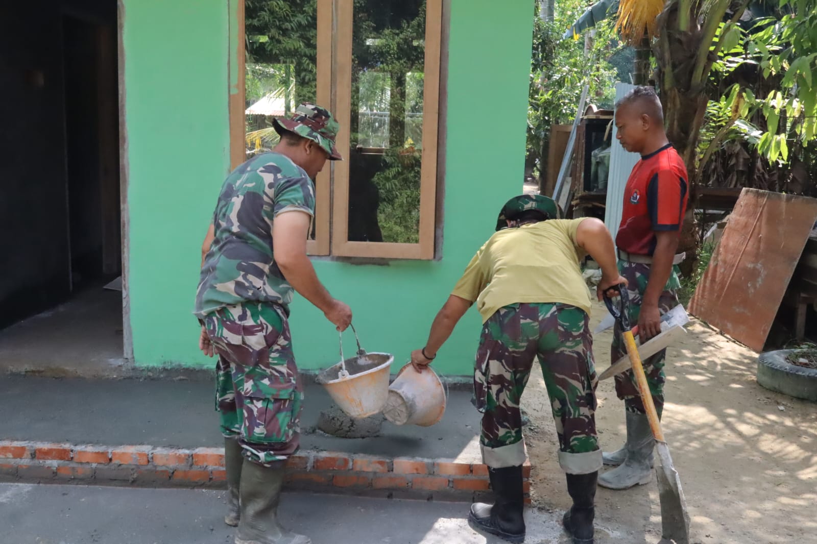 Sentuhan Kepedulian Satgas TMMD ke-127, Rumah Sarianis Kini 88 Persen Selesai