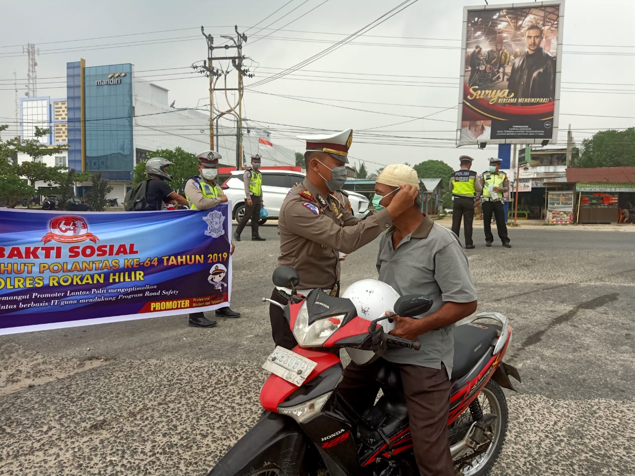 Riau Diterpa Asap Kebakaran, Satlantas Polres Rohil Bagikan 500 Masker Kepada Pengguna Jalan