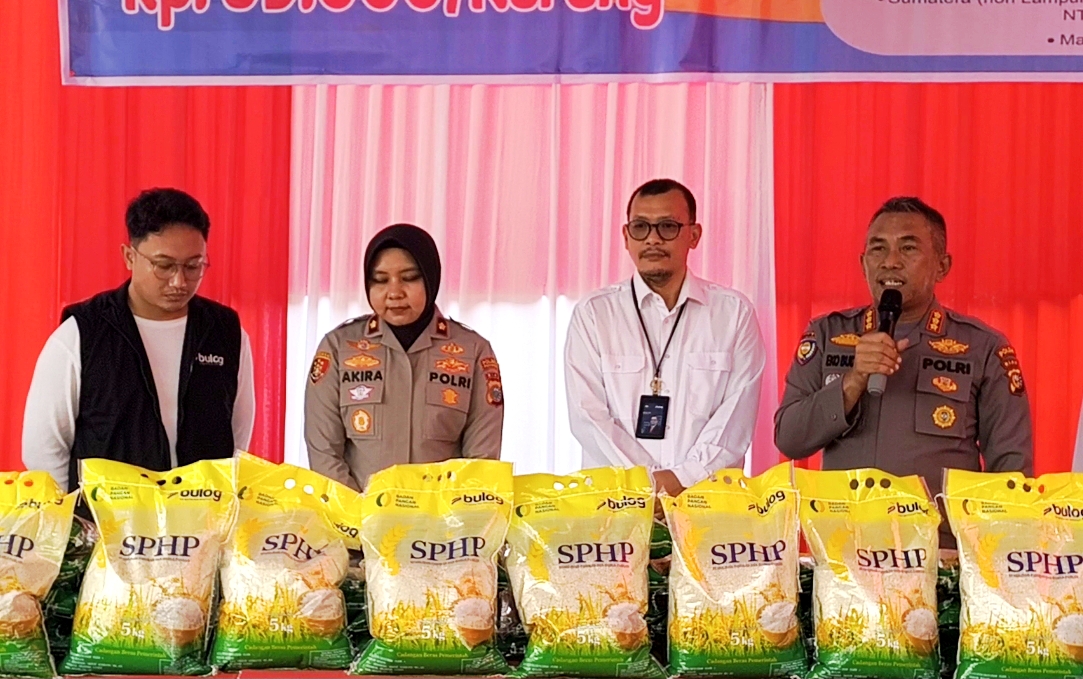 Ratusan Warga Antusias Beli Beras Bulog Murah di Polsek Senapelan, 600 Karung Ludes