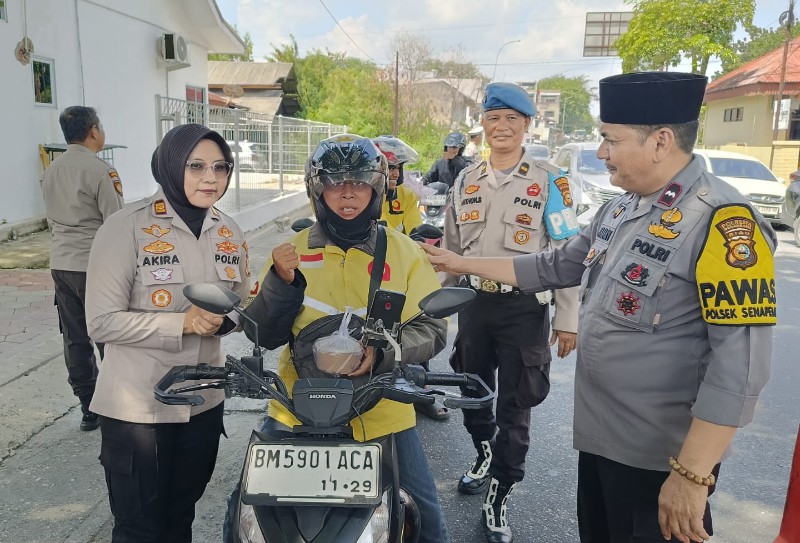 Jumat Ceria, Polsek Senapelan Bagikan 100 Nasi Kotak ke Warga
