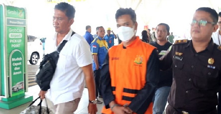 Tim Tabur Pidsus Kejati Riau Jemput Tersangka TPK di Bandara SSK II Pekanbaru