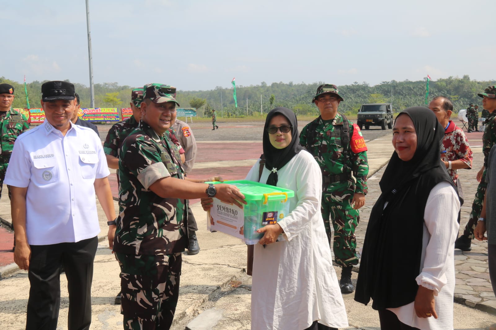 Hangat Kebersamaan di Penutupan TMMD ke-127, 500 Paket Sembako Disalurkan untuk Warga