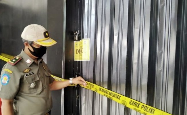 Aturan Social Distancing Diabaikan, 5 Karyawan Karauke Bandung Dibawa Polisi