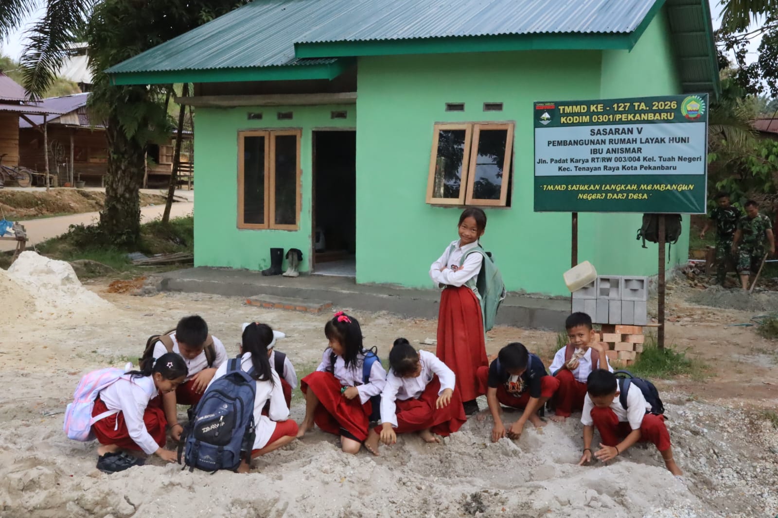 Tawa Ceria Ditengah Pembangunan, Anak-Anak di Lokasi TMMD dengan Kebahagiaan