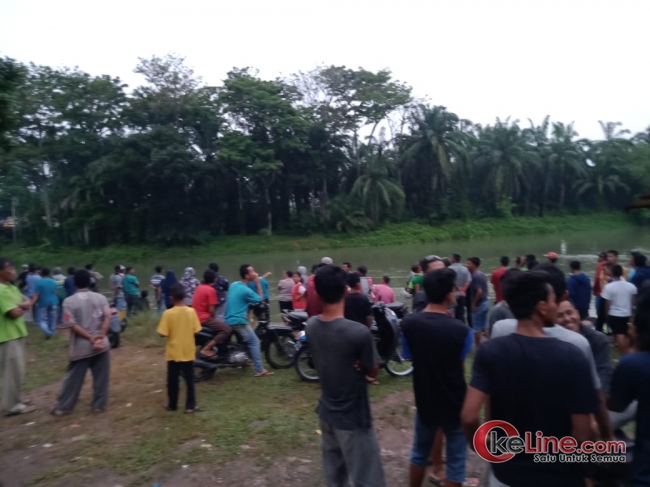 Addin Hanyut Diareal Pelabuhan Buah Sawit PTPN IV Pulau Rakyat