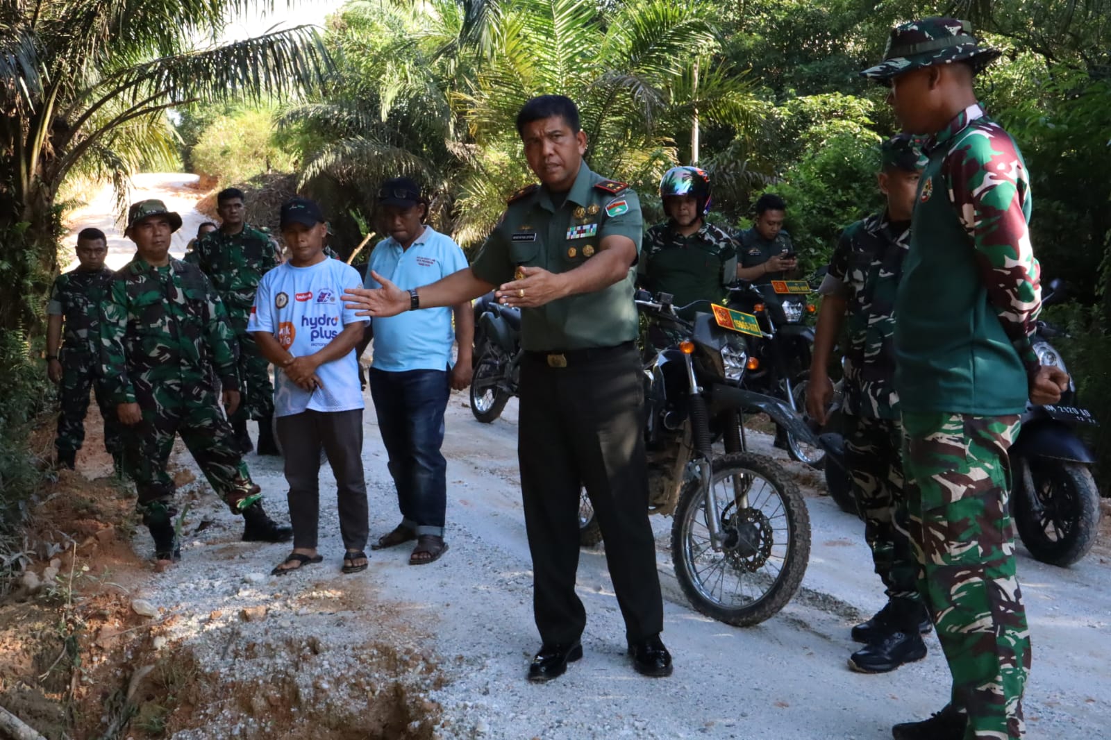 Beri Motivasi Kepada Prajurit TNI, Danrem 031/Wira Bima Tinjau Progres TMMD ke-127 Kodim 0301/Pekanbaru