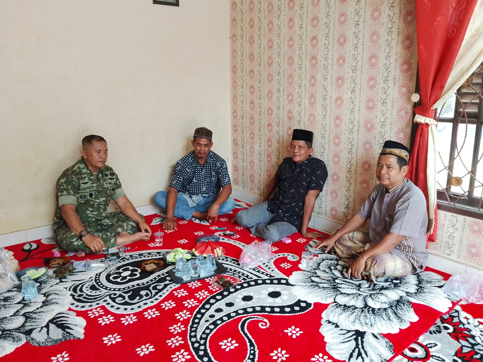 Di tengah Tugas Teritorial, Babinsa Tobek Godang Luangkan Waktu Hadiri Khitanan Warga