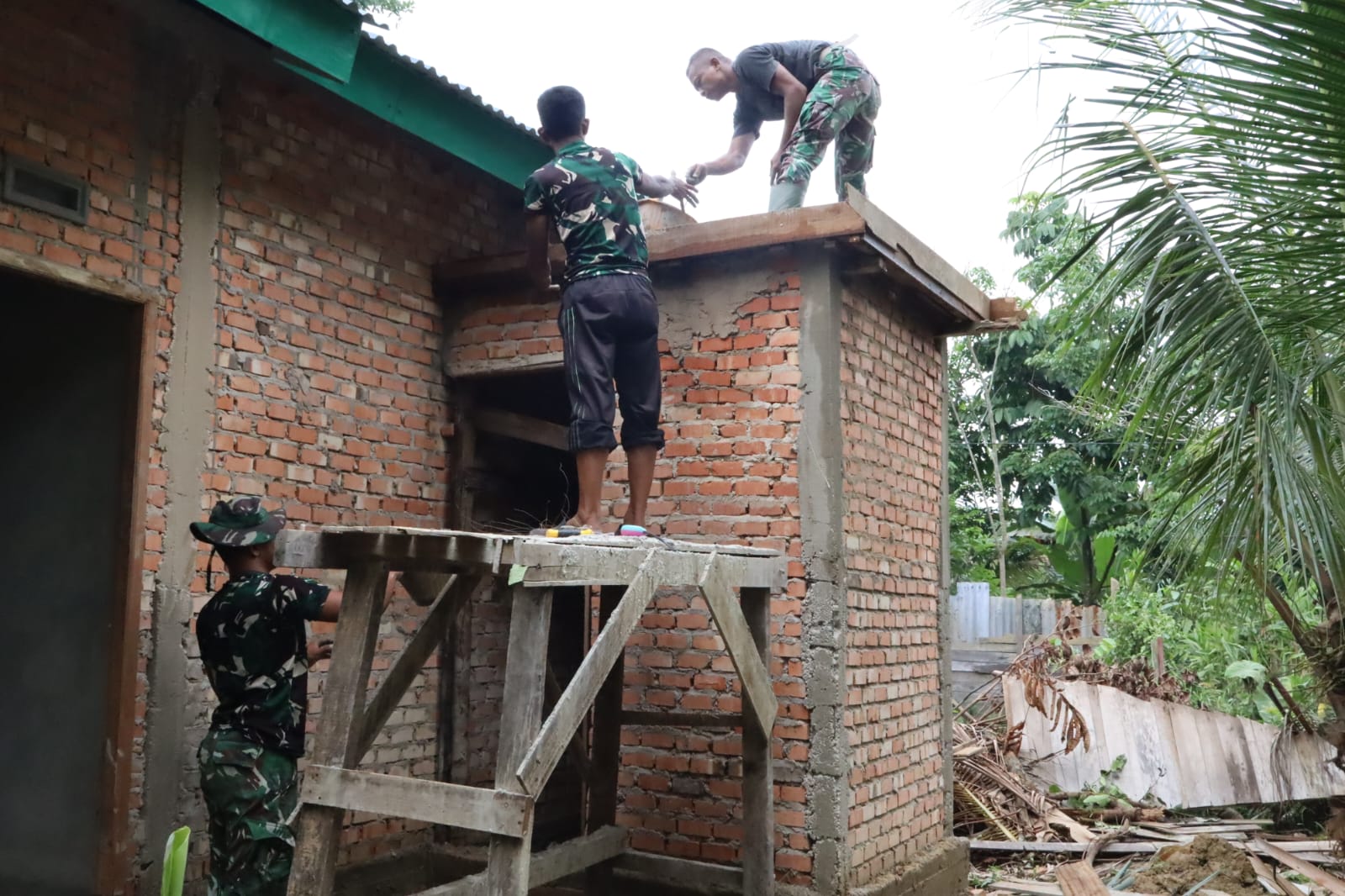 Ditengah Puasa, Satgas TMMD Ikhlas Cor Dak Kamar Mandi Rumah Sarianis
