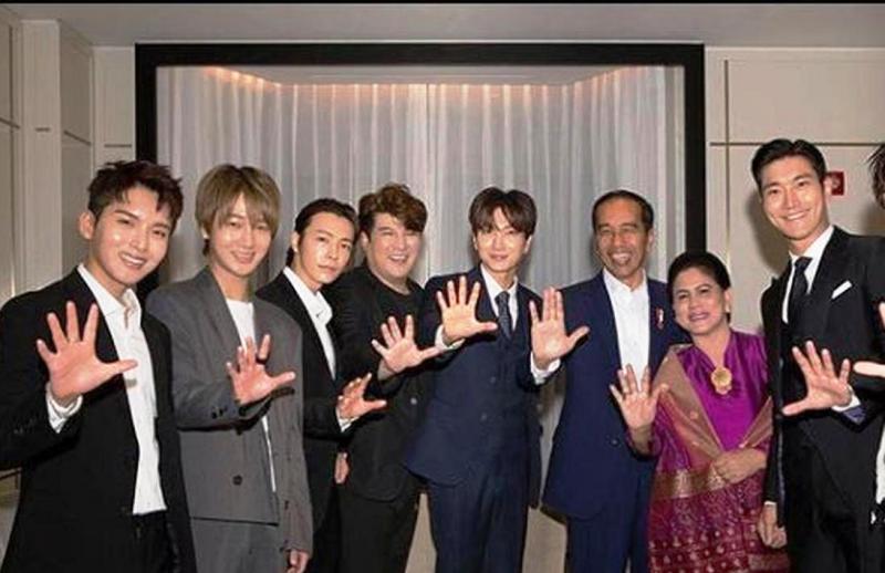 Jokowi Berfoto Bersama Personel Boyband