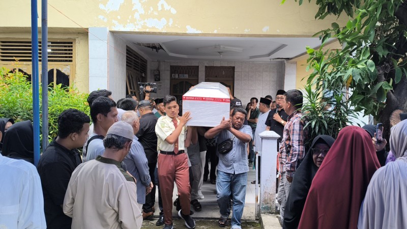 Jenazah Yudi Febrian, Korban Kecelakaan Helikopter Tiba di Rumah Duka