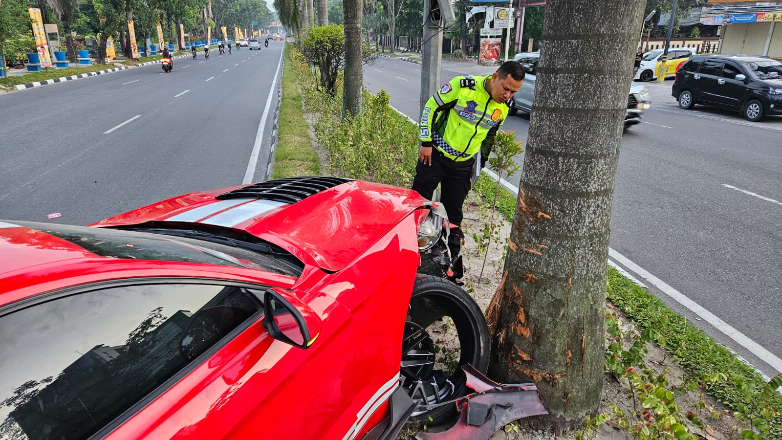 Hilang Kendali, Ford Mustang Tabrak Median Jalan Sudirman Pekanbaru, Pengemudi Cidera