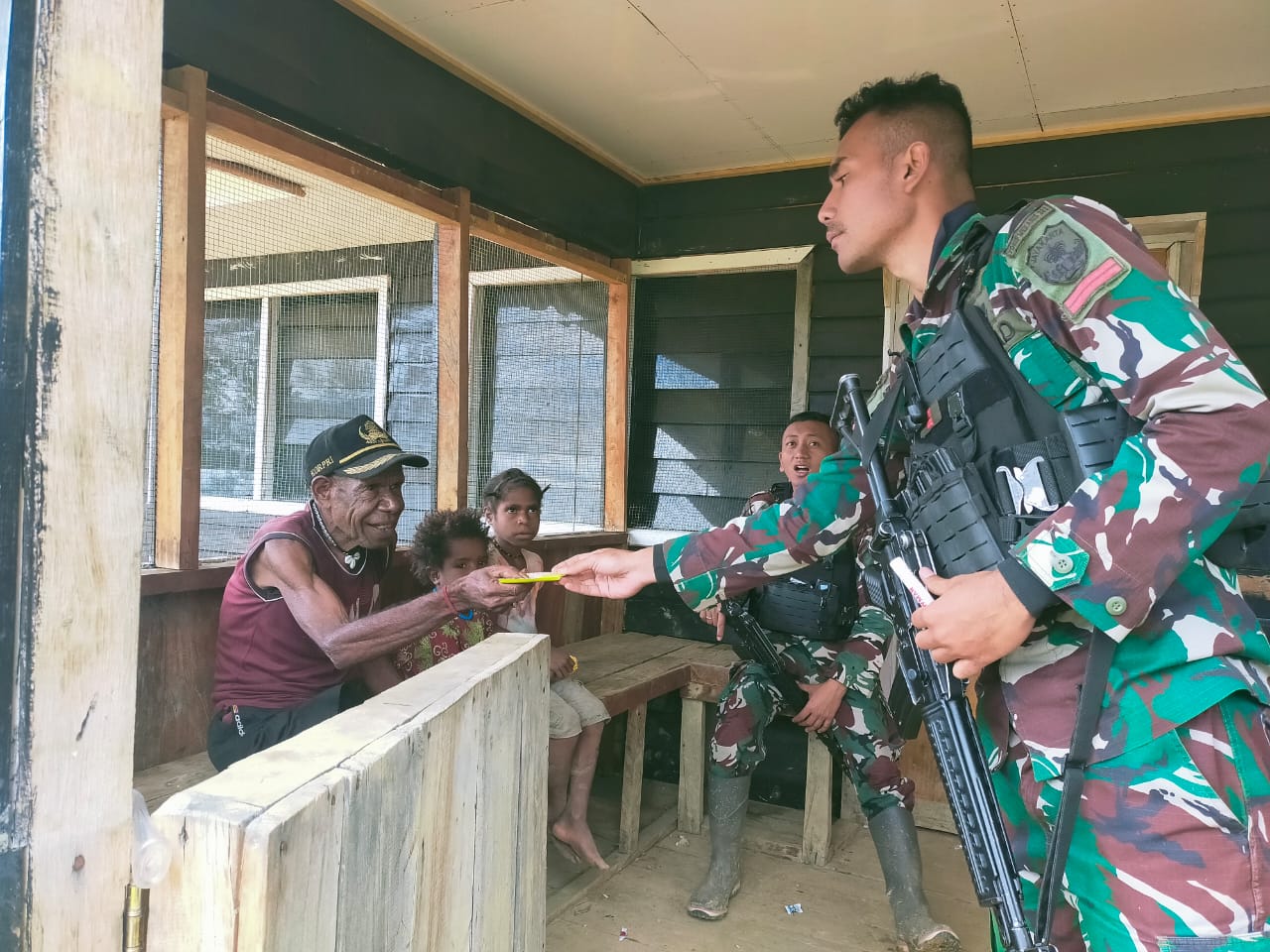 Satgas Yonif Mekanis 203/AK Laksanakan Anjangsana ke Honai Kepala Desa Nambu
