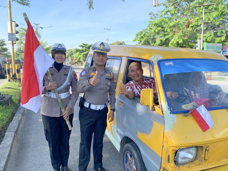 Jelang Hari Kemerdekaan, Satlantas Polresta Pekanbaru Bagikan Bendera Merah Putih ke Pengendara