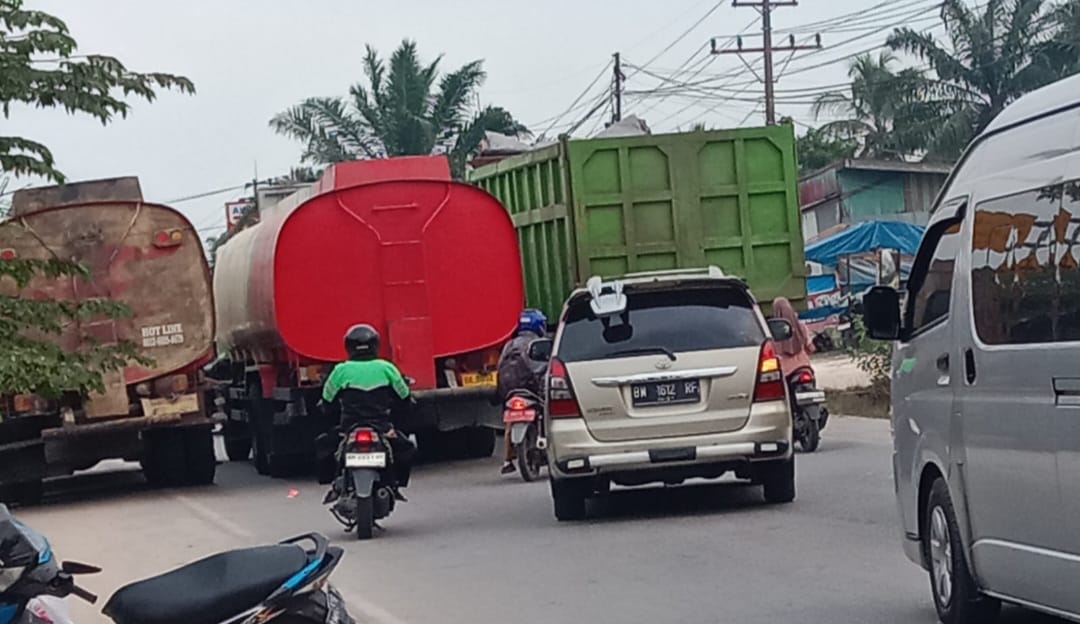 Macet Parah di Jalan Bukit Timah Dumai Selatan, Dinas Perhubungan Dinilai Tutup Mata