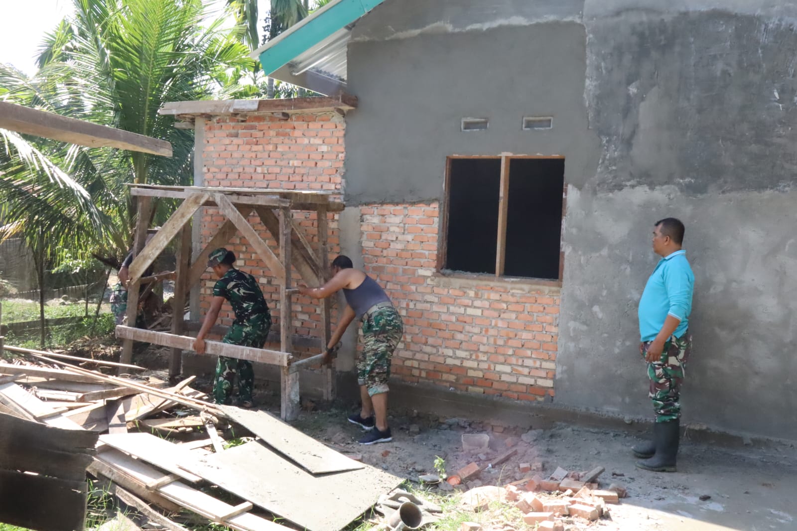 Puasa Tak Surutkan Semangat Satgas TMMD ke 127 Kodim 0301/Pbr, Rumah Sarianis Rampung 83 Persen 