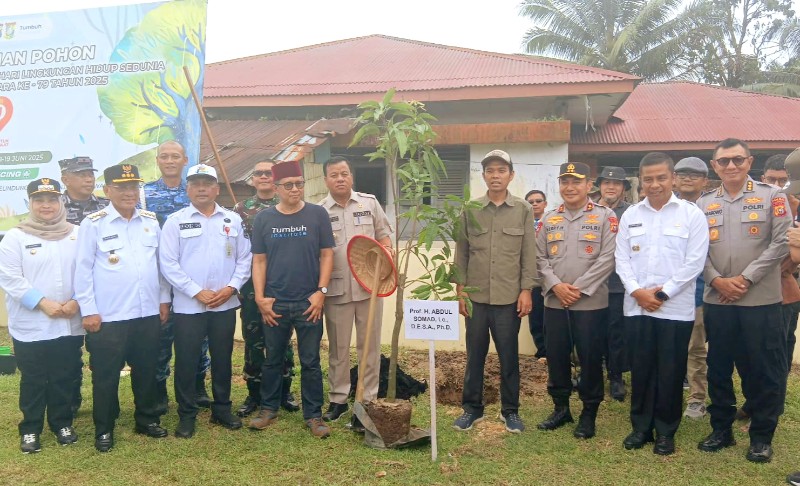 Jelang HUT Bhayangkara 79, Polda Riau Gelar Bakti Sosial dan Tanam Pohon di Kampar Kiri