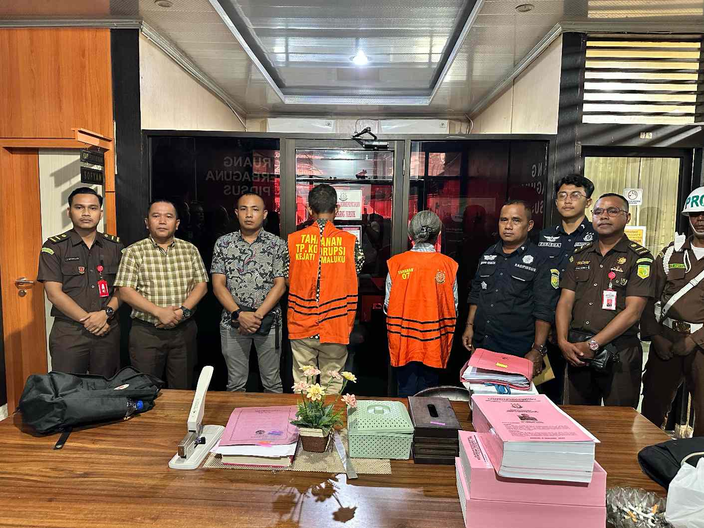 Dua Tersangka Korupsi BTT Sembako Covid -19 Ditahan Kejari SBB