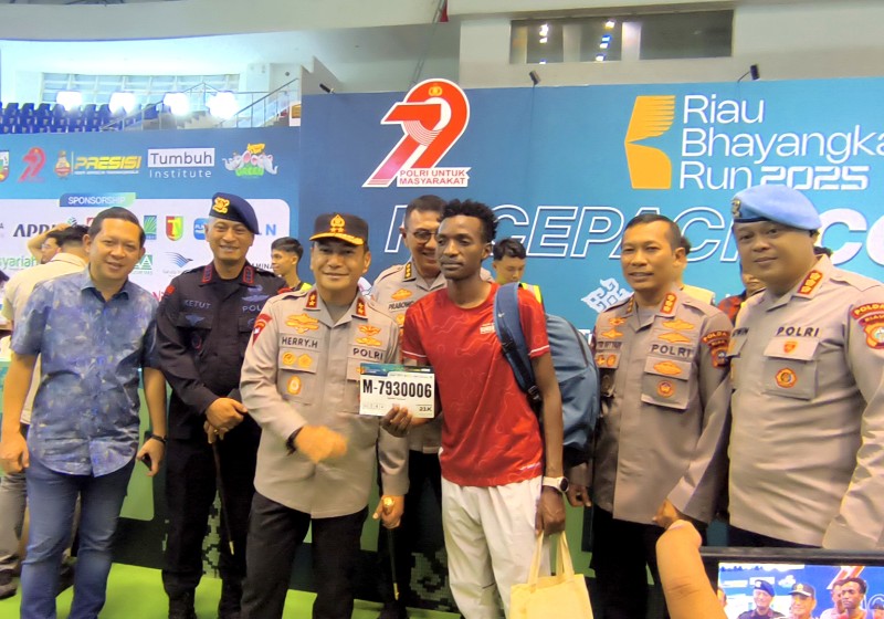 Bersama Pelari Kenya, Kapolda Riau Ikut Ambil Race Pack Bhayangkara Run 2025