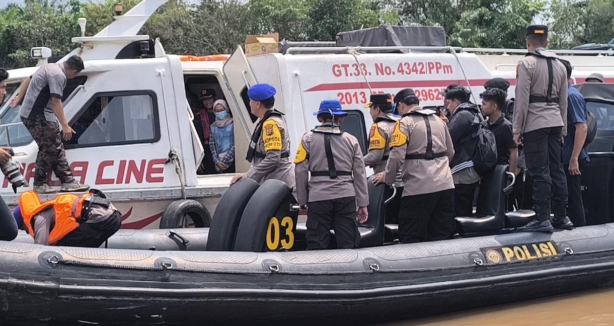 Patroli di Sungai Siak, Ditpolairud Polda Riau Intercept Speedboat Penuh Penumpang