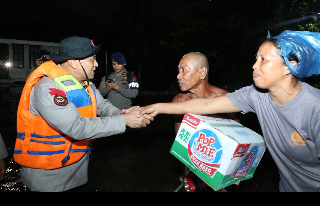 Banjir di Rumbai, Wakapolda Riau Gerak Cepat Bantu Evakuasi Warga