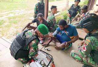 TNI Laksanakan Pengobatan Door To Door, Tanggapi Keluhan Warga Perbatasan di Papua