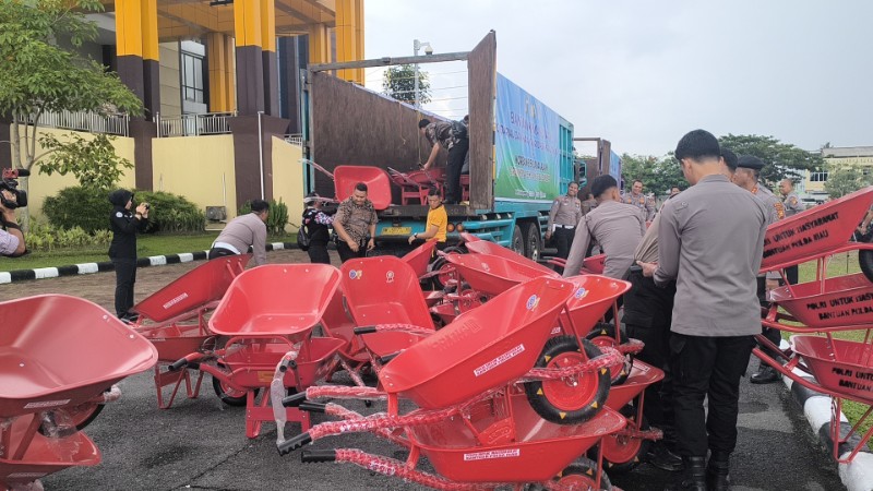 Percepat Proses Pemulihan Bencana, Polda Riau Kirim Ribuan Peralatan ke Aceh dan Sumbar