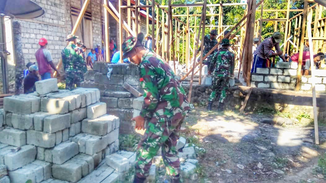 Kemanunggalan Satgas Yonif RK 136 / TS Bersama Masyarakat Melalui Tradisi Masohi