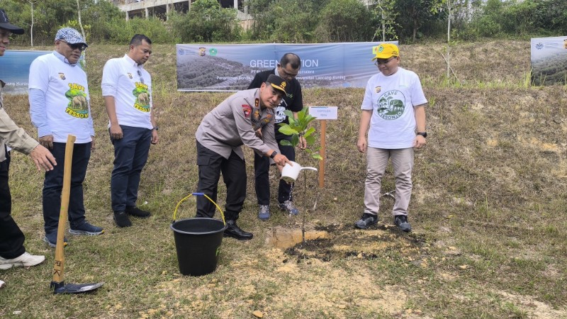 Gencarkan Penghijauan, Kapolda Riau Tanam 300 Pohon Bersama Civitas Akademika Unilak