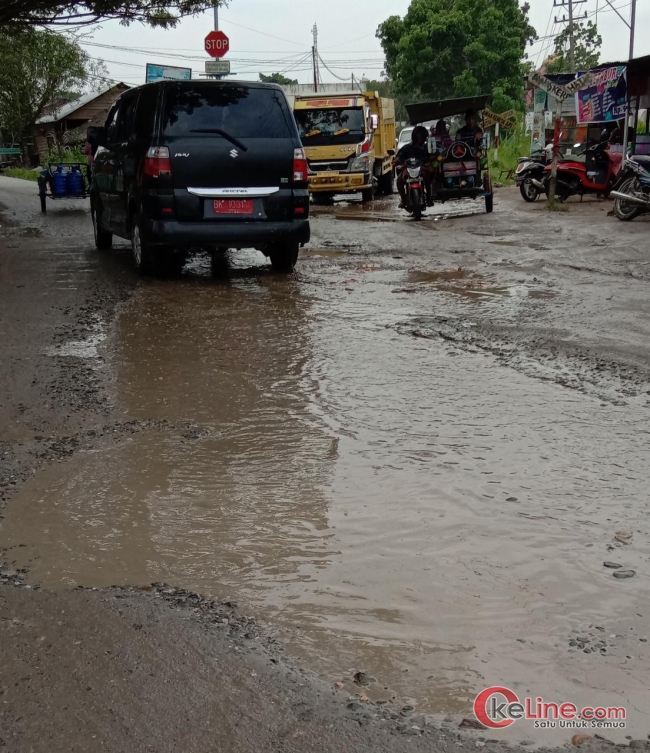 Walikota Cuek,Jalan Penghubung Kota Tanjungbalai-Kabupaten Asahan Rusak Parah