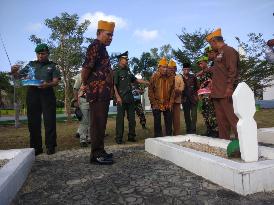 LVRI Unit Bangka Belitung. Kaminvet 19/PP Belitung dan PPM Babel Tabur Bunga Di Makam Pahlawan Pawi