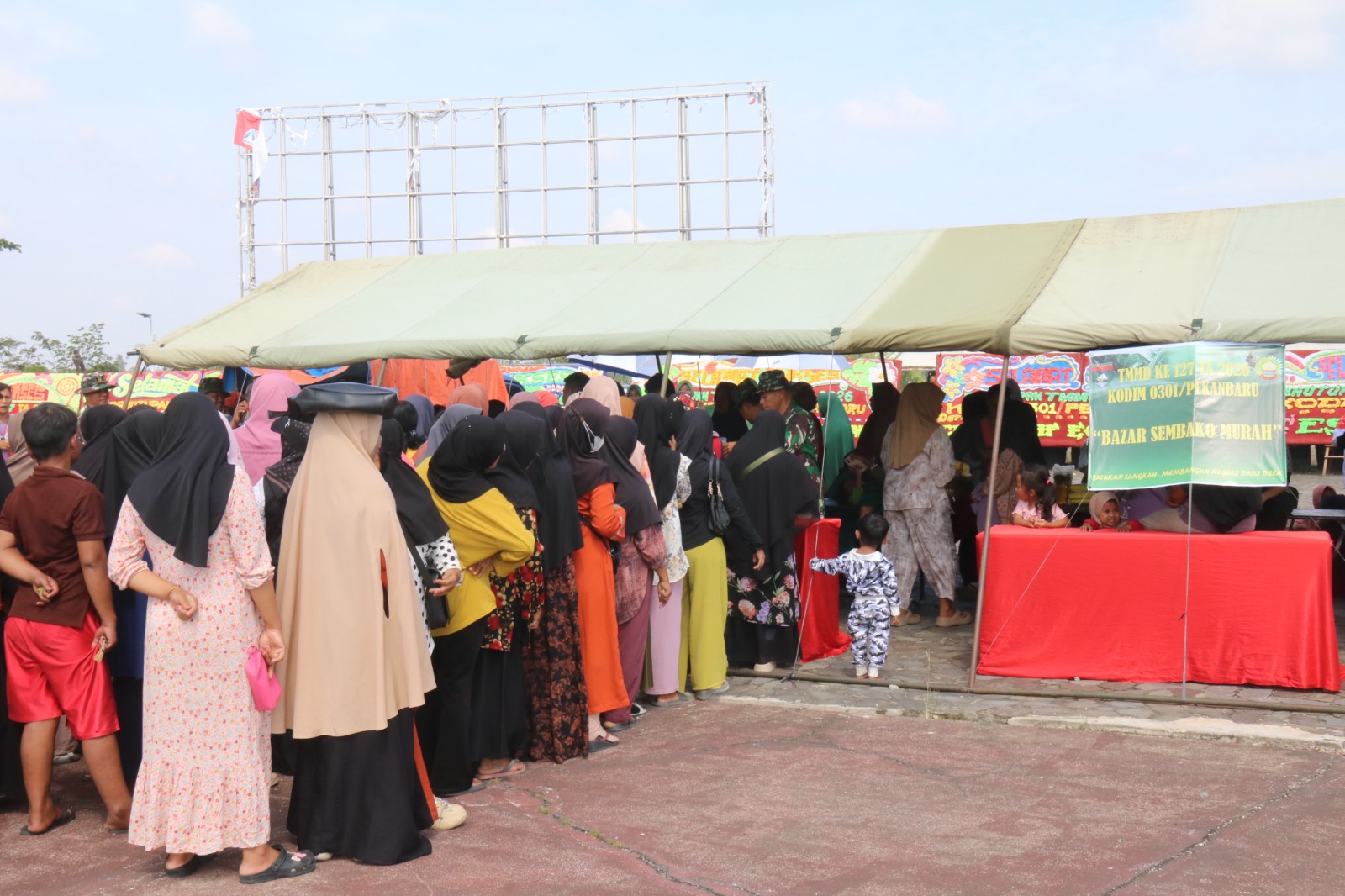 Penutupan TMMD ke-127, Kodim 0301/Pekanbaru Hadirkan Bazar Pangan Murah dan Pengobatan Gratis
