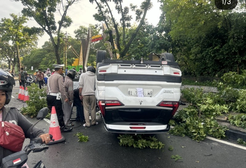 Mitsubishi Xpander Terbalik di Sudirman Usai Tabrak Pohon dan Honda Brio