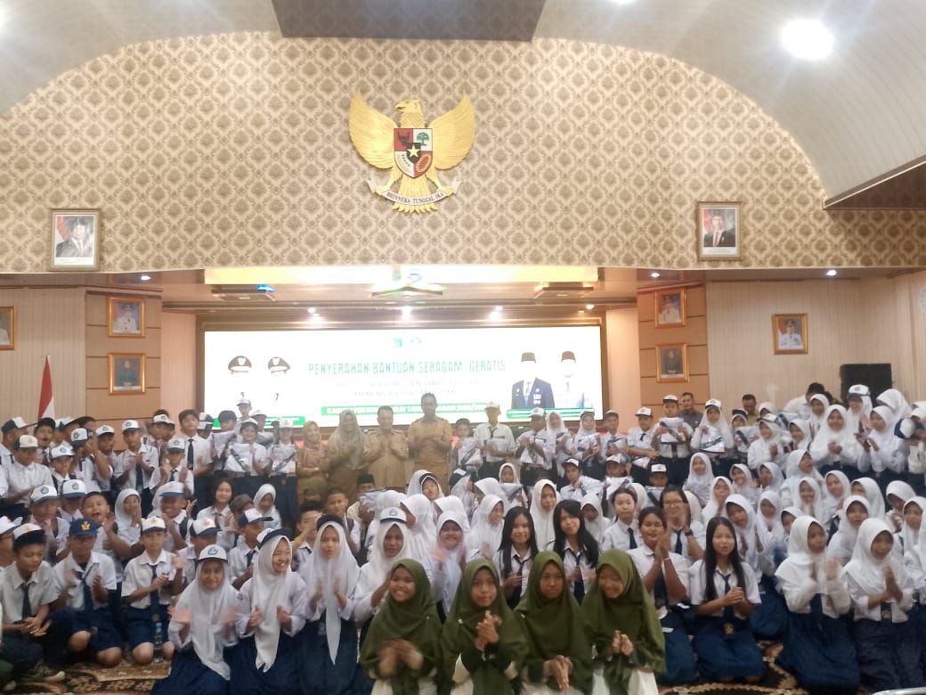 Bupati Rohil Realisasikan Program Seragam Gratis untuk Siswa SD dan SMP di Rohil Tahun Ajaran 2025 dan 2026