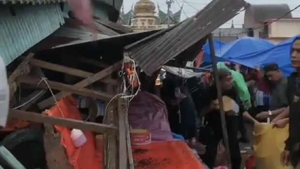 Angin Kencang, Pohon Tumbang Menimpa 30 Mobil,10 Kios Rusak