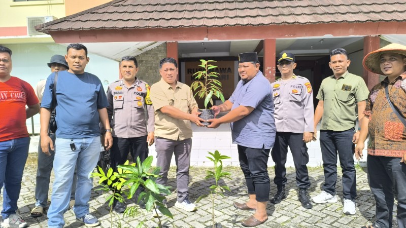 Dukung Green Policing, Polsek Tenayan Raya bersama PT PAJ Tanam Pohon di Bambu Kuning
