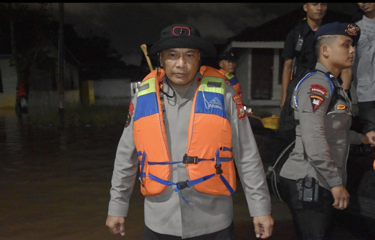 Polda Riau Kerahkan Semua Kekuatan Bantu Korban Banjir