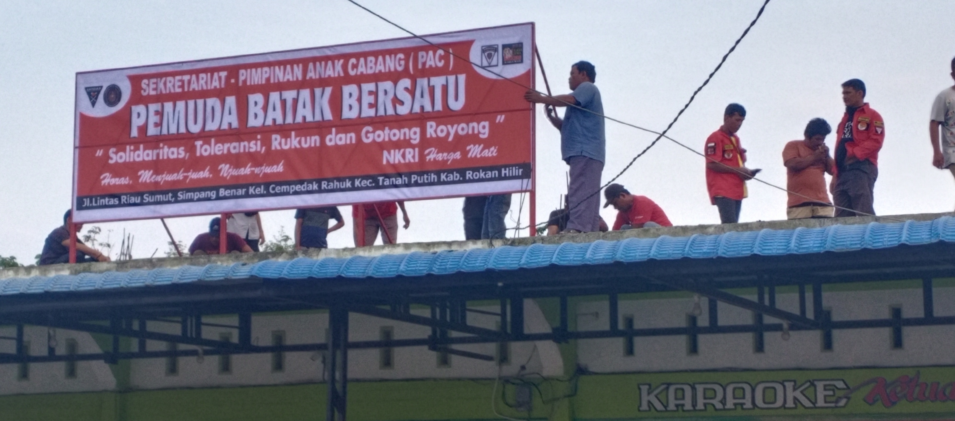Terus Berbenah , PAC Pemuda Batak Bersatu Tanah Putih Dirikan Plang Kantor Sekretariat