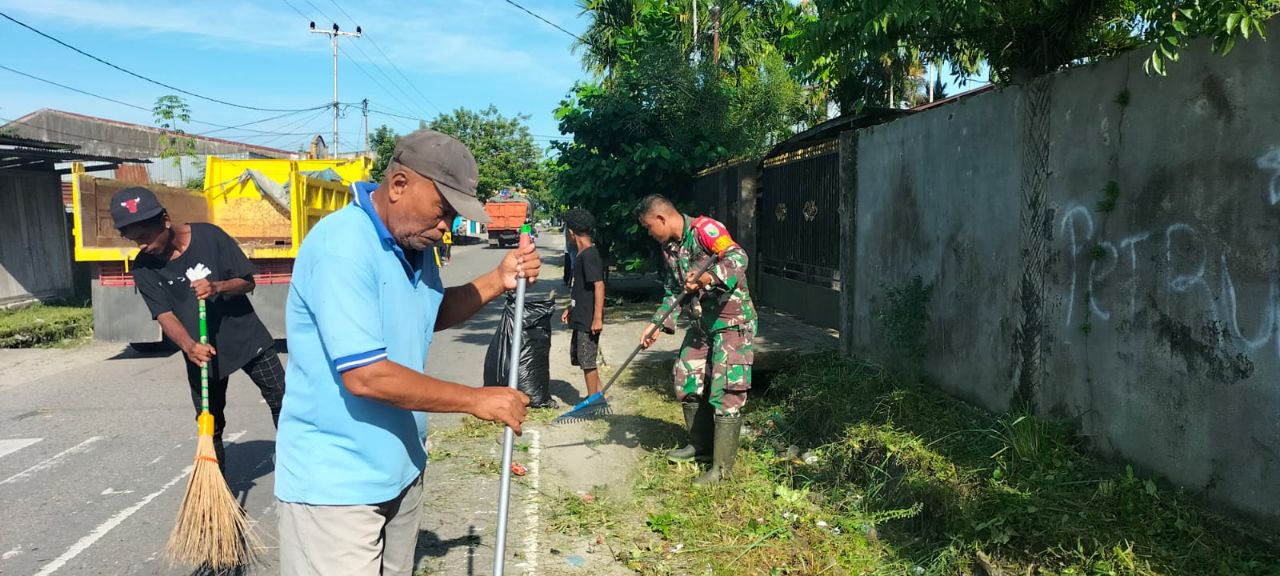 Babinsa Timika Bersama Warga, Gotong Royong Bersihkan Jalan