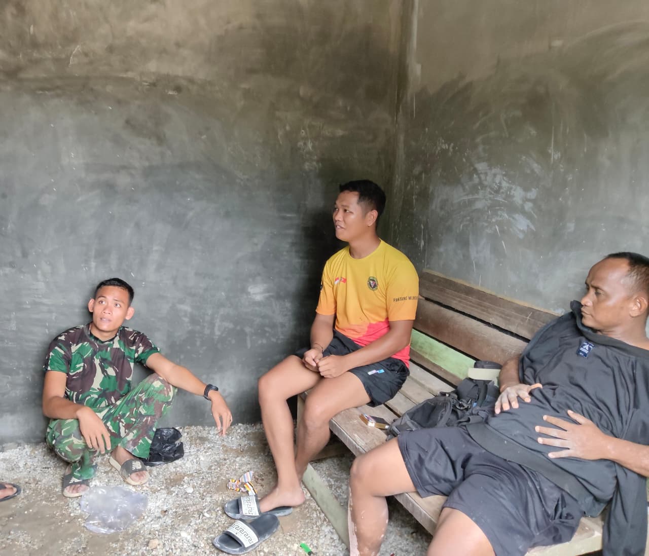 Jam Istirahat, Satgas TMMD Ke-127 Kodim 0301/Pekanbaru Bangun Keakraban Bersama Warga