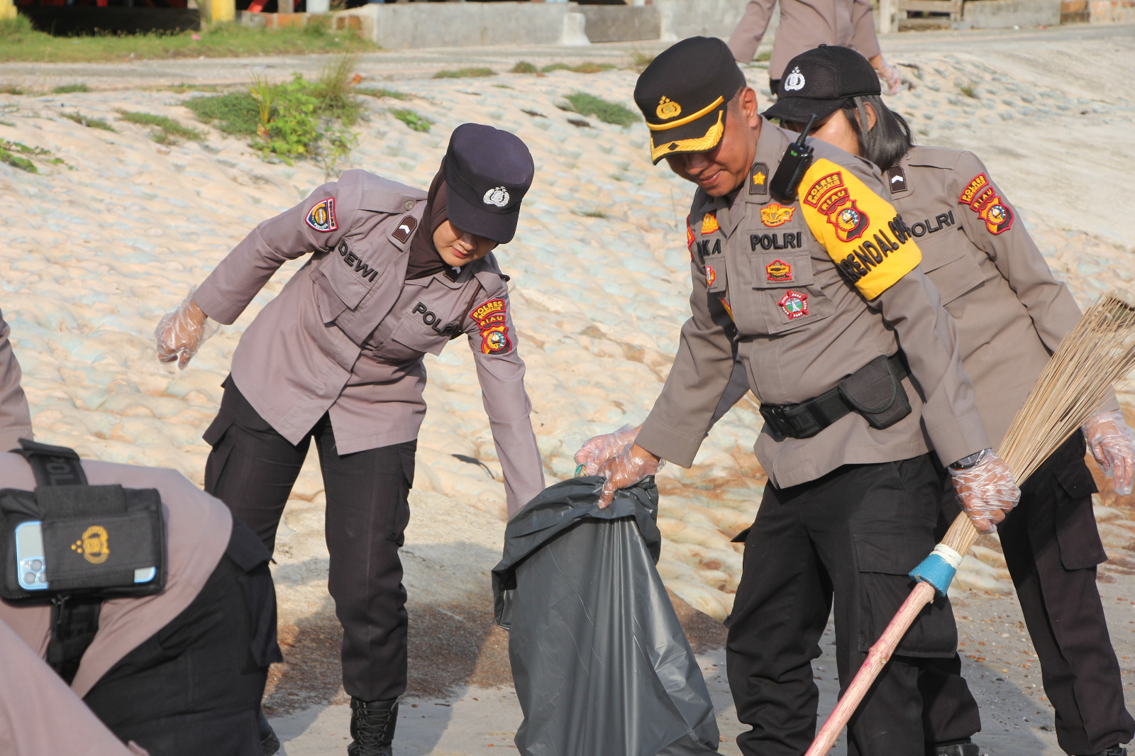 Polres Bengkalis Peduli Lingkungan Bersihkan Sampah di Area Pantai Pasir Putih dan Pantai Selat Baru
