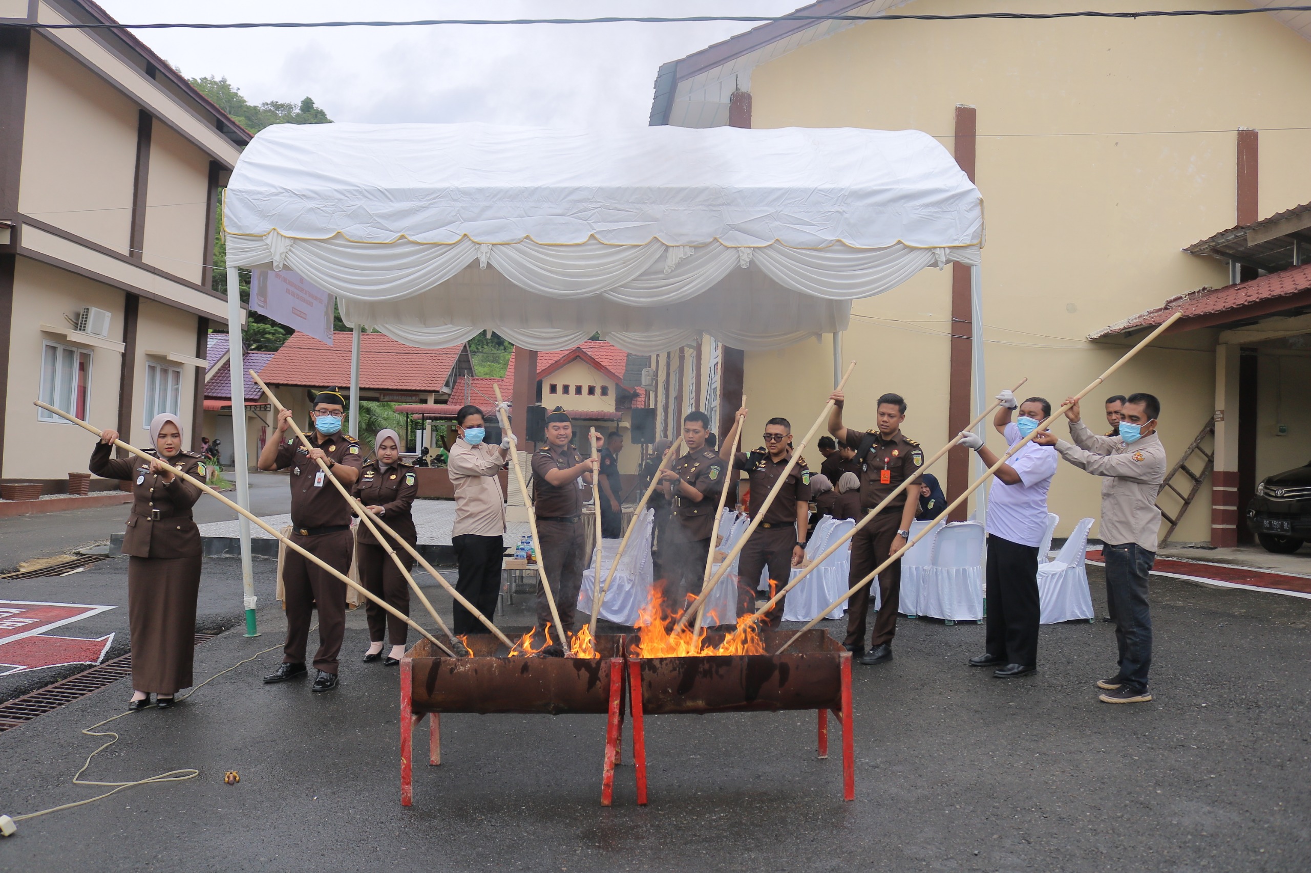 Kejari Abdya Musnahkan 56 Barang Bukti dari 14 Perkara Umum