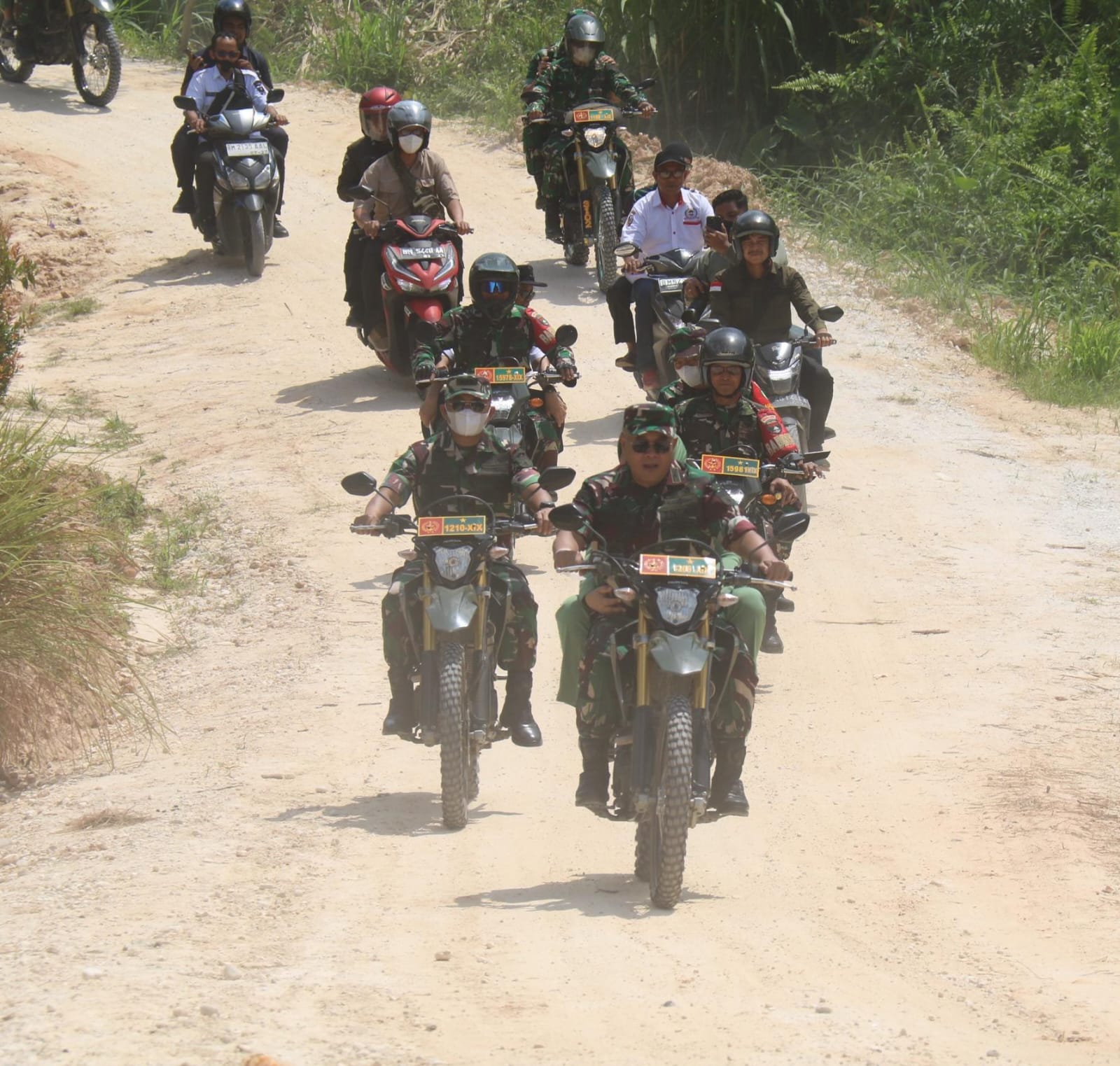 Kendarai Motor Trail, Kasdam Brigjen TNI Rudi Hermawan Tinjau Sasaran Fisik TMMD ke 127 di Tenayan Raya