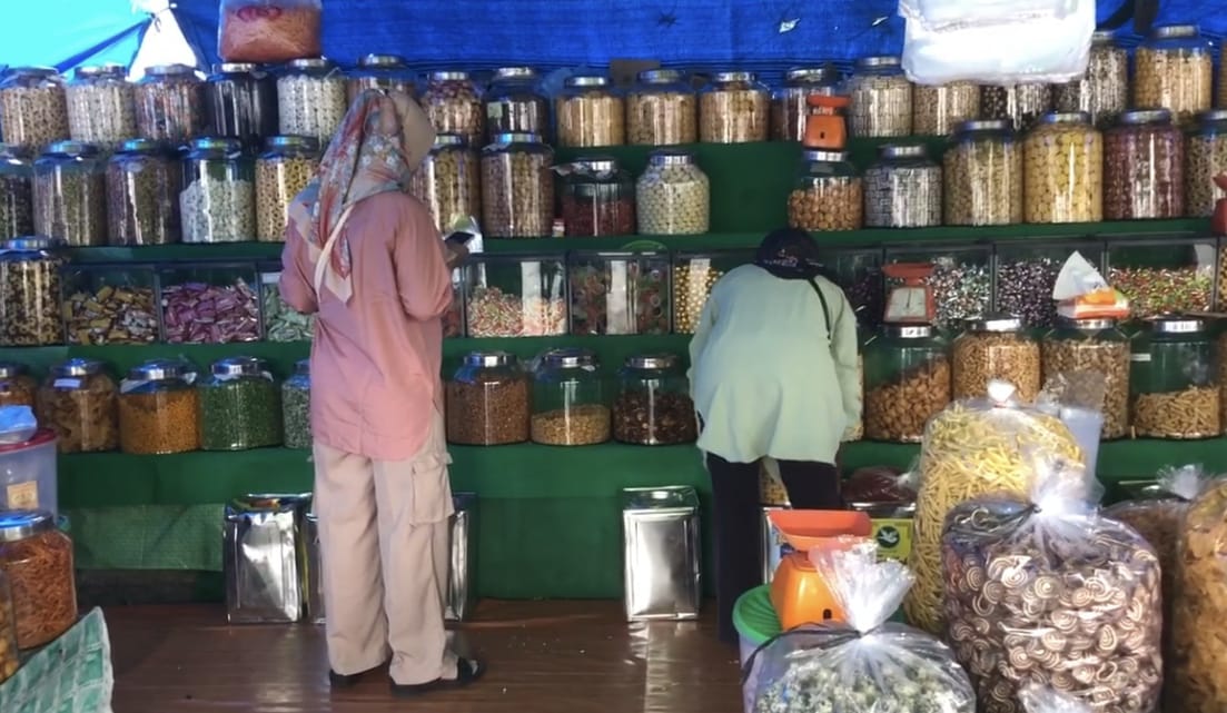 Sepekan Jelang Lebaran, Warga Pekanbaru Serbu Pusat Penjualan Kue Kering