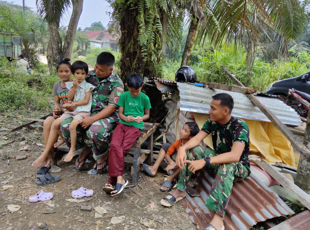 Obrolan Santai Satgas TMMD Ke-127 Bersama Anak-anak Tuah Negeri, Hangatkan Hati Ditengah Pembangunan Tenayan Raya