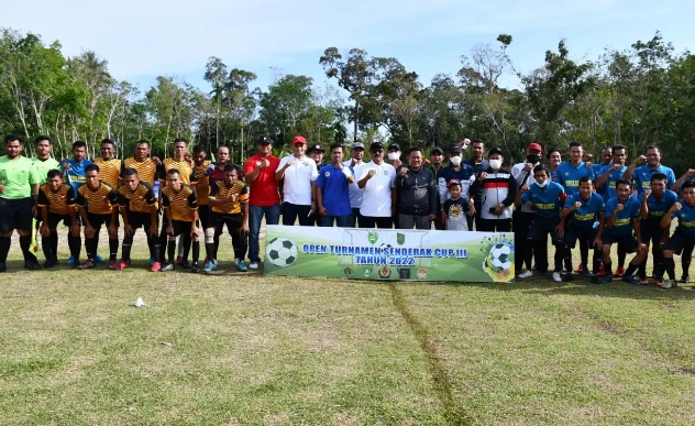 Bupati Bengkalis Kasmarni di Wakili Kadispora Bengkalis Edi Sakura Buka Turnamen Sepak Bola Senderak